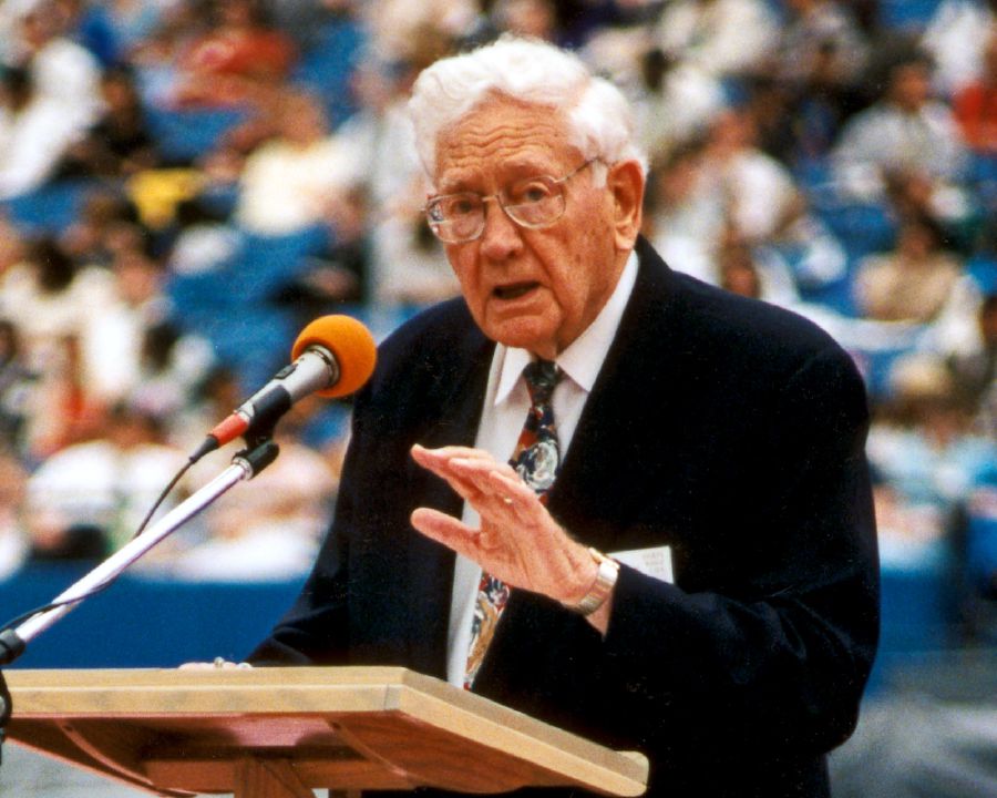 Albert Schroeder of the Governing Body speaks at an international convention in 1998