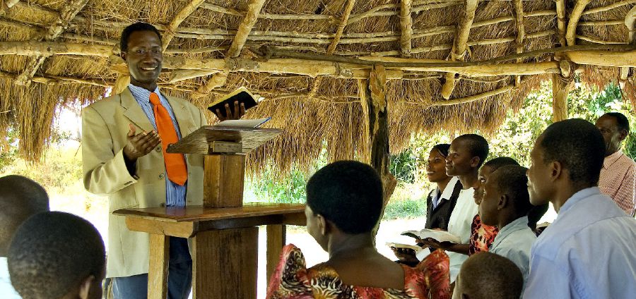 A circuit overseer speaks to a congregation in Uganda