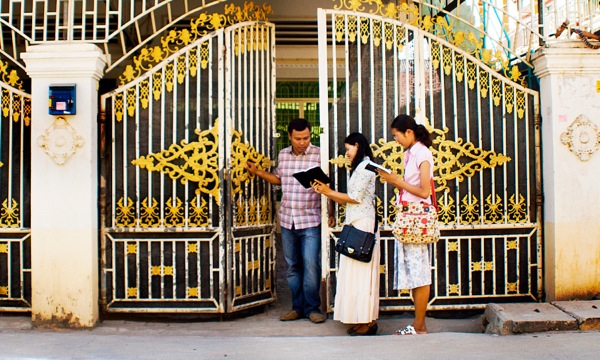 Jehovah’s Witnesses sharing a message of hope from the Bible with a Cambodian man