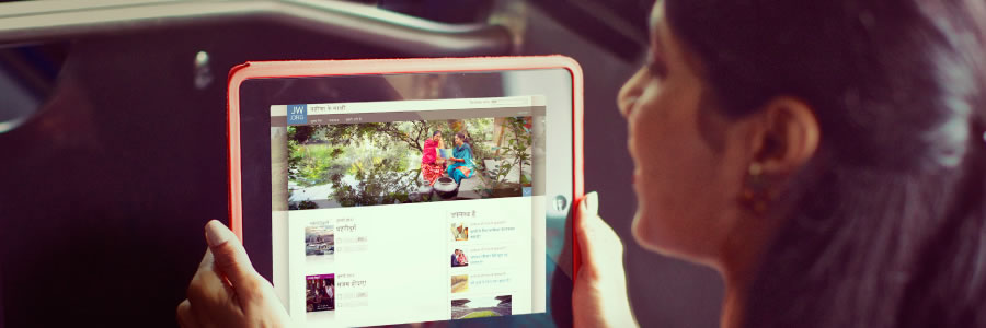 A woman using the jw.org website on her mobile device