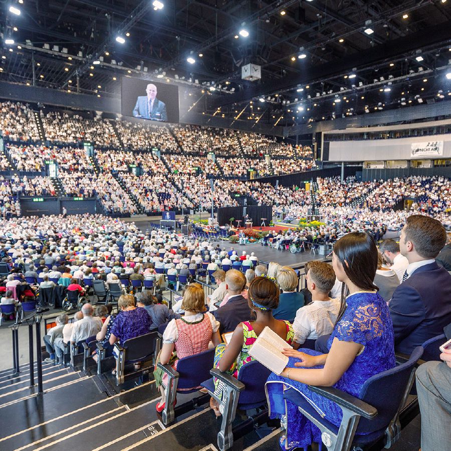 Jehovah’s Witnesses from different backgrounds attending a convention.