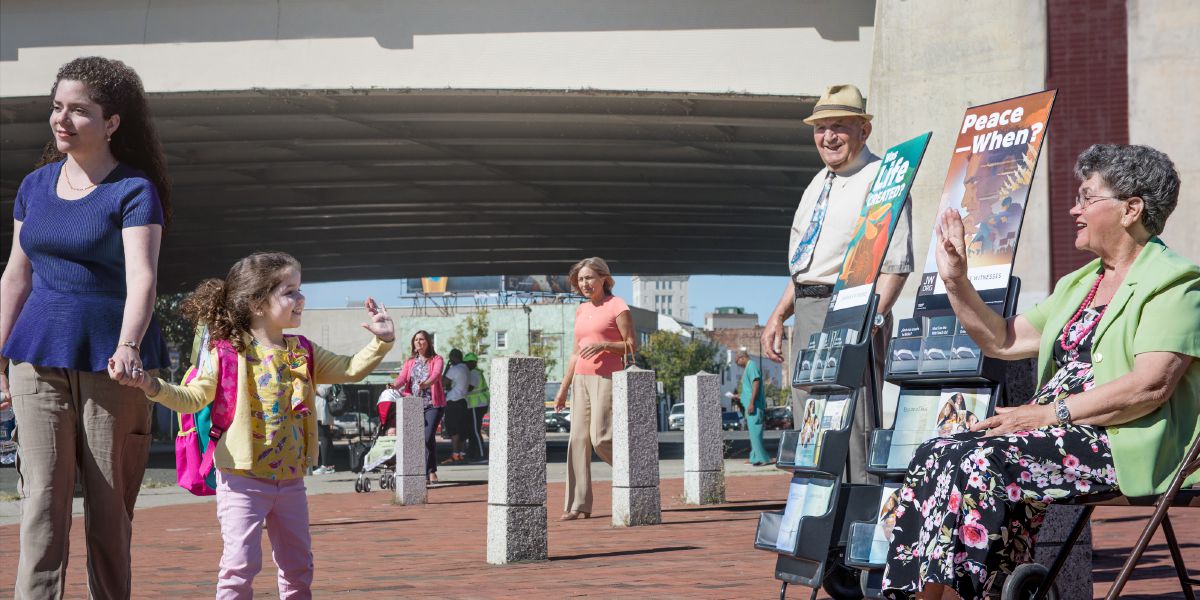 Sergio and Olinda offer Bible literature to passersby near a bus stop