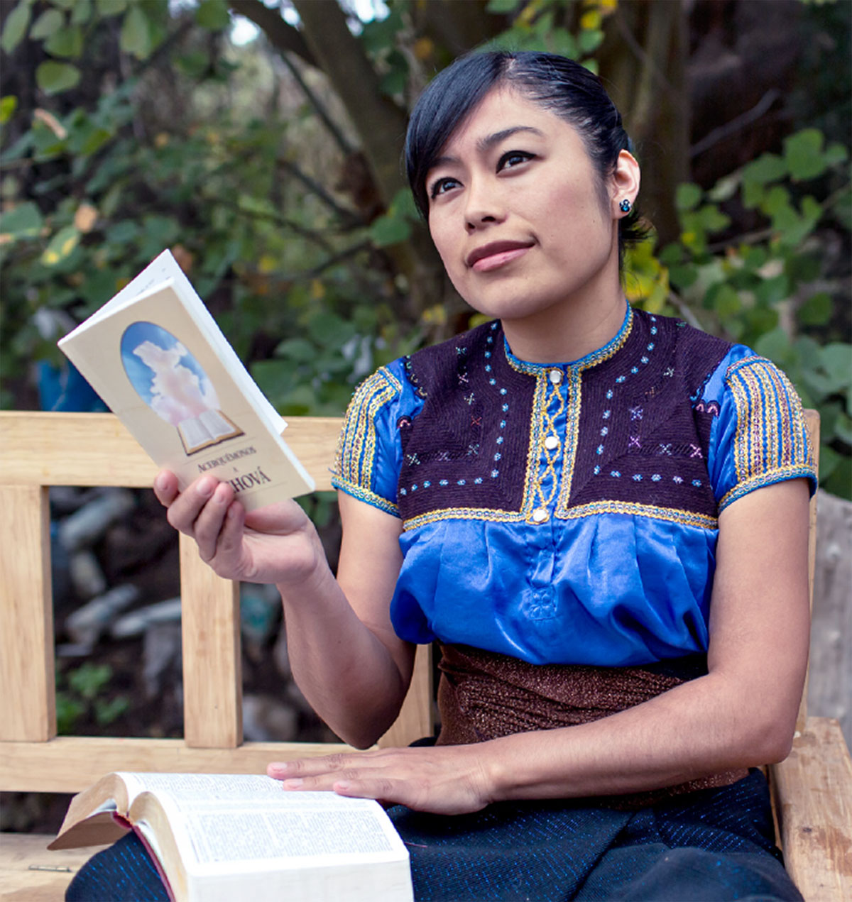 A sister meditates after reading the Close to Jehovah book along with her Bible