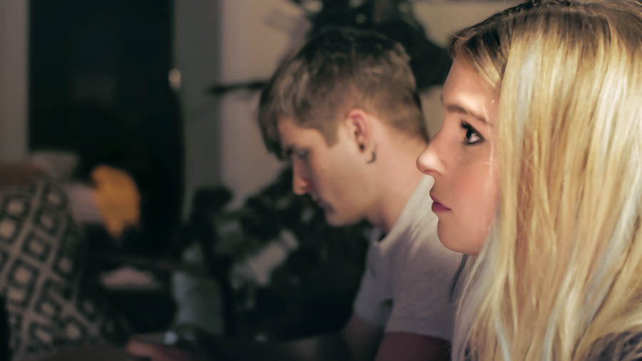 A scene from the video “Help Your Bible Students to Feed Themselves Spiritually.” Jade meditates on a scripture while sitting next to her boyfriend.