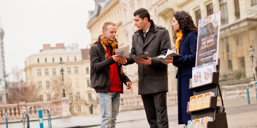 Two of Jehovah’s Witnesses in a metropolitan area make information available to the public free of charge