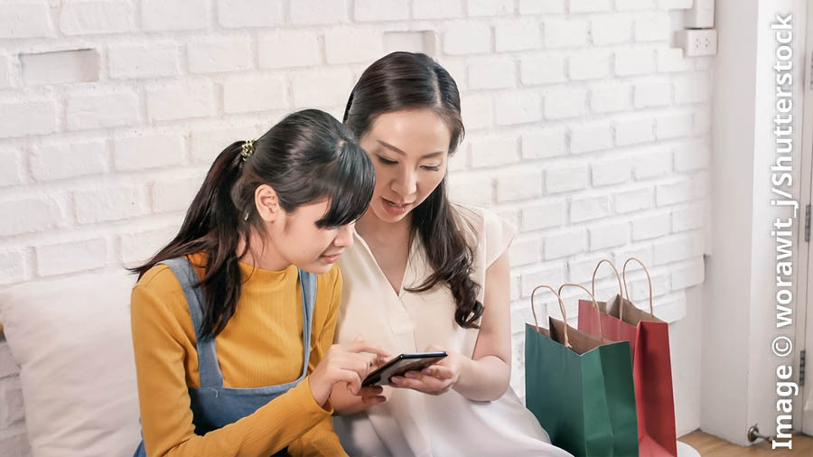 A scene from the video “My Teen Life​—How Can I Talk to My Parents?” A teen girl talks with her mother and shows her something on her smartphone.