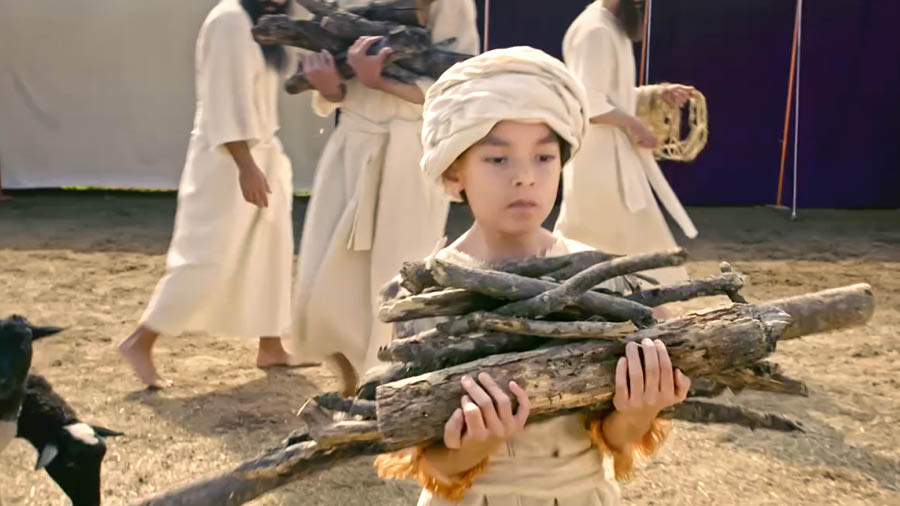 A scene from the video “Learn From Them​—Samuel.” Young Samuel carries wood in the tabernacle courtyard.