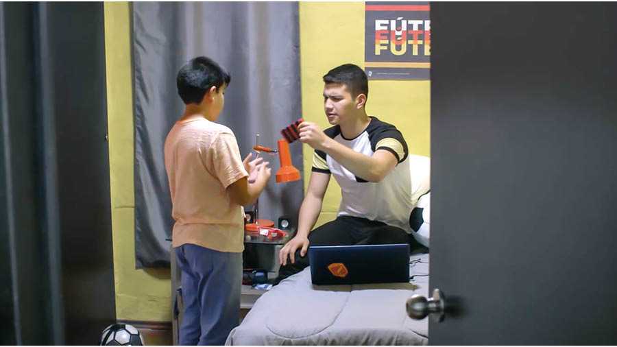 A scene from the video “Learn From Them​—Samuel.” Danny approaches his older brother to ask him about the double life he is leading.