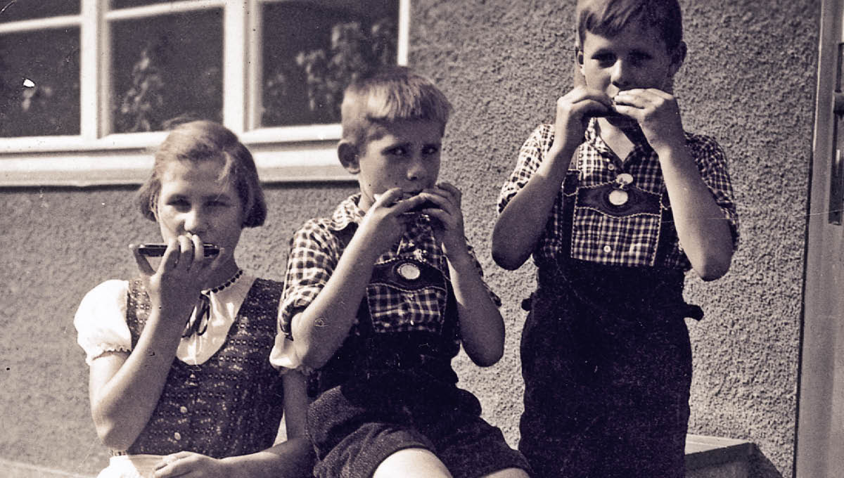 Elisabeth, Paul-Gerhard, and Hans-Werner Kusserow as children, playing harmonicas.