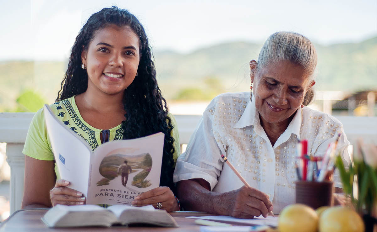 Norianni helping an elderly sister witness by letter.