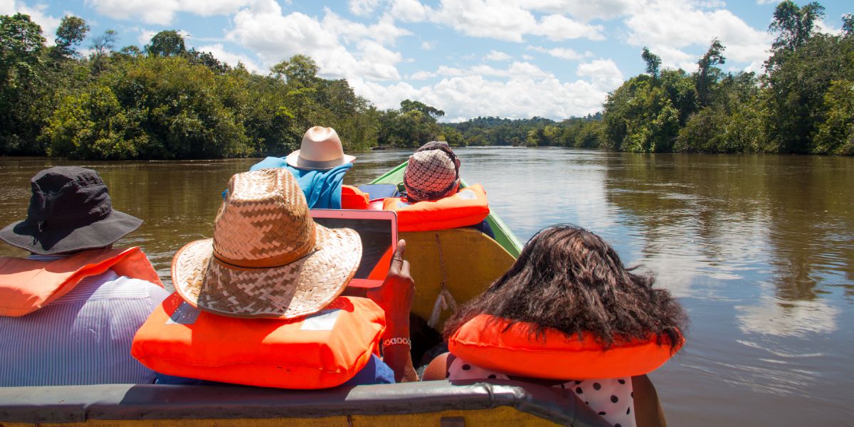 A group of Jehovah’s Witnesses setting off on an expedition to share the Bible’s message with people along the Maroni River.