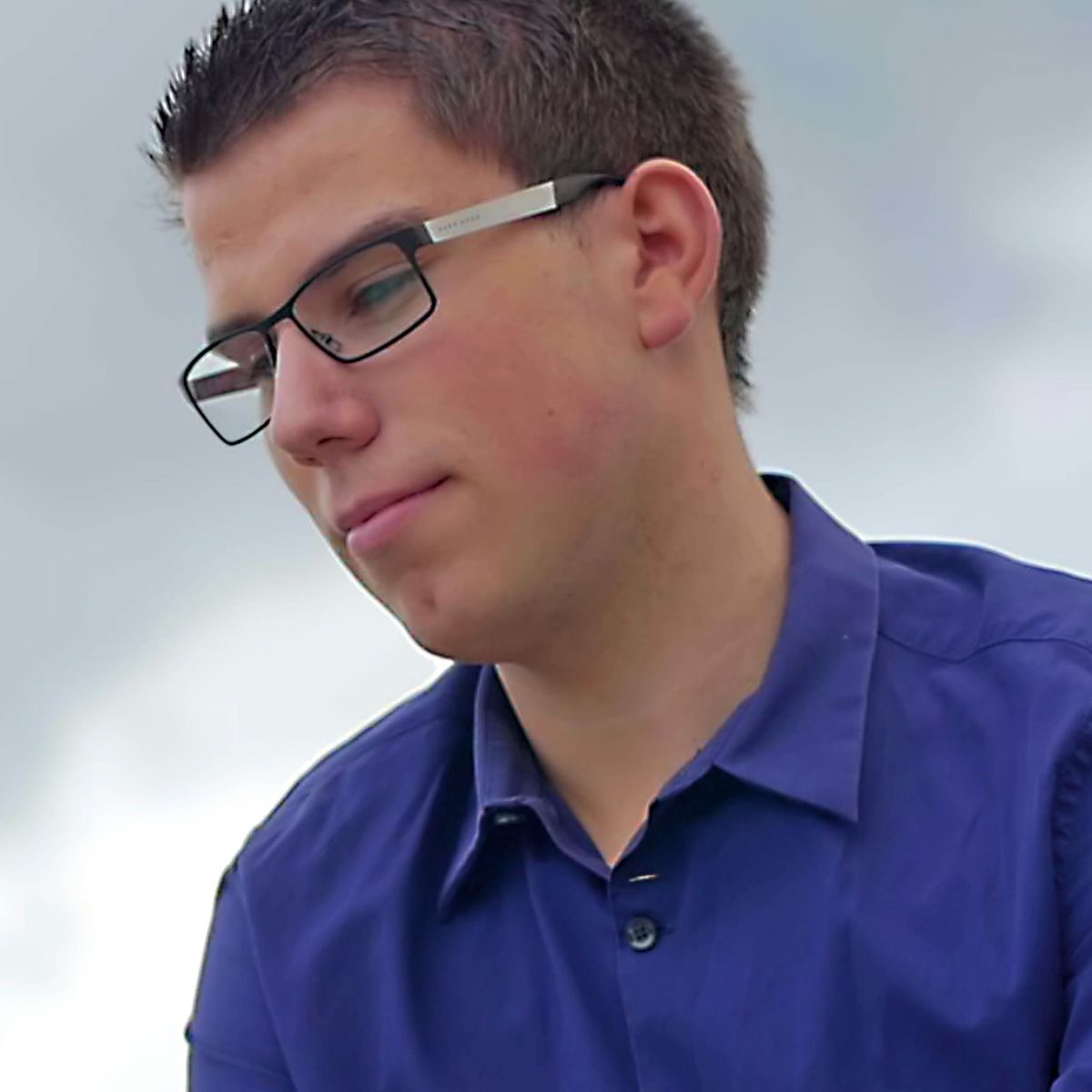 A scene from the video “Youths Learning to Love God’s Word.” Raphaello.