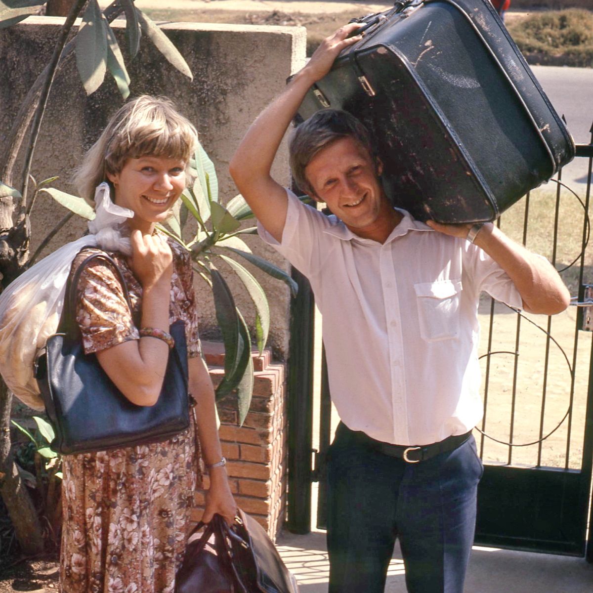 Mats and Ann-Catrin carrying luggage and some food.